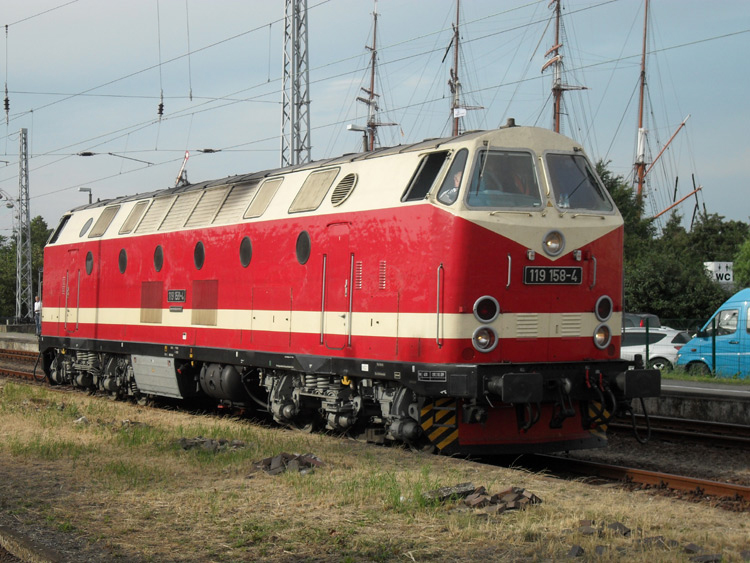 Am Abend habe ich nochnal die 119 158-4 fotografiert als Sie um 
18.00 Uhr im Bahnhof Warnemnde beim Rangieren war.