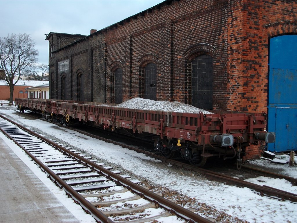 Am alten Lokschuppen in Bergen/Rgen standen diese beiden Res-Wagen am 12.Dezember 2010.