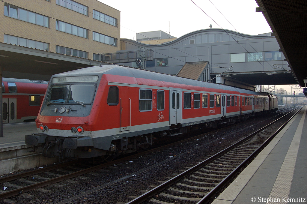 Am Gleis 2 im Potsdamer Hbf steht die RB22 (RB 28818) von Potsdam nach Berlin-Sch�nefeld Flughafen bereit. Gezogen hatte die 182 011-7. 14.11.2011