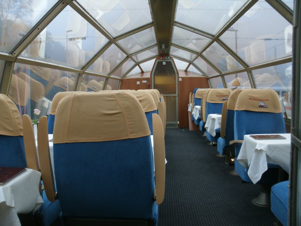 Am liebsten w�re ich auch im Aussichtswagen ADmh 56 80 81-90 004-1 mitgefahren.Aufnahme am 21.November 2012 in Binz.