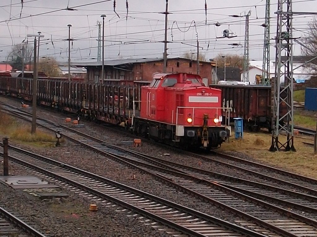 Am Morgen vom 06.November 2010 rangierte 298 318 auf dem Bahnhof von Bergen/R�gen.