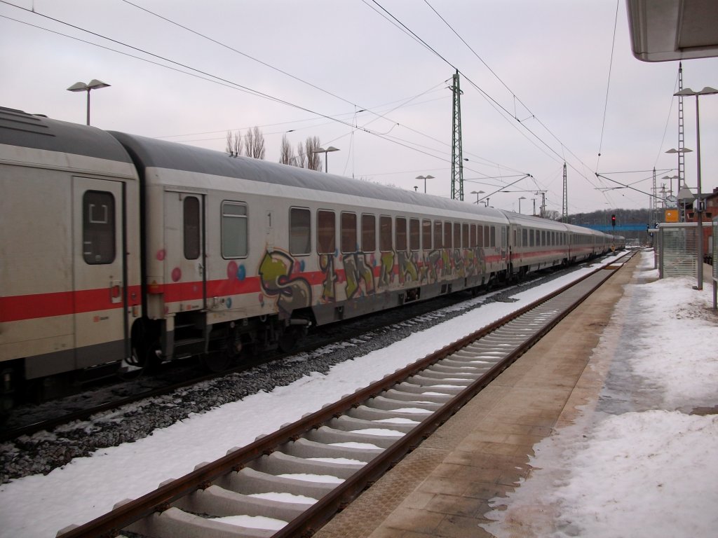 An diesen 1.Klassewagen haben sich die Graffitik�nstler verewigt.Aufnahme am 10.Januar 2011 im IC 2212 Koblenz-Binz bei der Ausfahrt aus Bergen/R�gen.