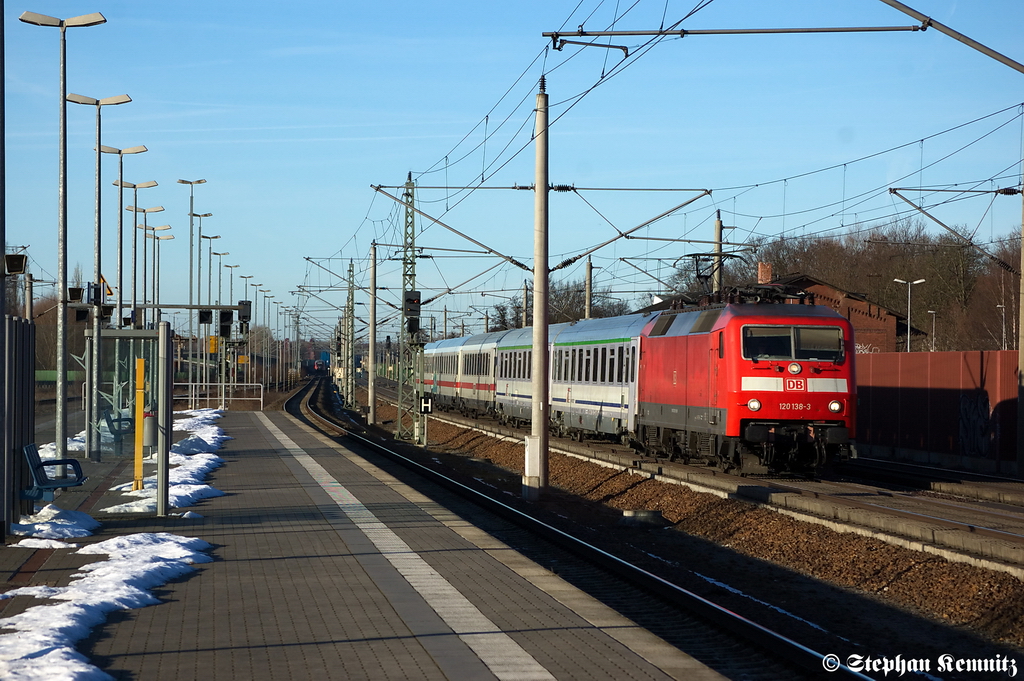 Anstatt ES 64 U2-074 war 120 138-3 am EC 249  Wawal  von Hamburg Hbf nach Krakow Glowny dran gewesen und durch fhrt hier gerade Rathenow. 16.02.2012