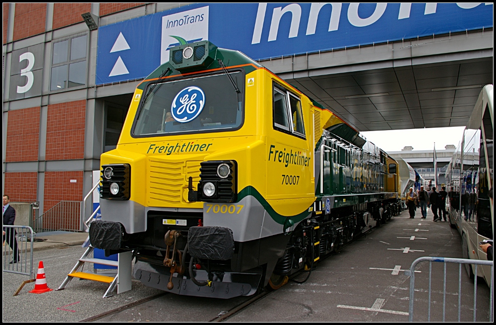 Auch die Class 70 von GE Transportation ist auf geringen Schadstoffausto getrimmt worden, auch die Performance wurde gesteigert. Die Class 70 ist die erste Lok von GE die fr den europischen Markt konzipiert wurde. Sie besitzt eine Leistung von 2750 kW bei max. 120 km/h. Die Lok wiegt 129 Tonnen, Achsanordnung Co'Co' (INNOTRANS 2010, gesehen Berlin 21.09.2010)