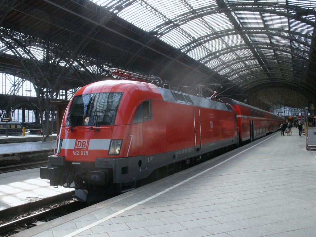 Auch endlich einmal mehrere DB 182er zufotografieren,fuhr ich am 26.Mrz 2012 nach Leipzig und siehe da und ich wurde nicht endtuscht,als den Taurus 182 015-8 mit dem RE nach Dresden in Leipzig fotografierte.