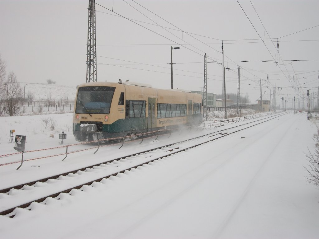 Auch die PRESS mu�te sich am 17.Dezember 2010 mit ihren Regioshuttle 650 032 nach Lauterbach Mole k�mpfen,als Diese Bergen/R�gen verlie�en.