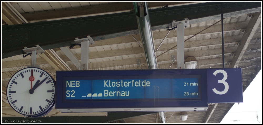 Auch der S-Bahnverkehr hat unter dem inzwischen starken Winter ihre kleinen Probleme. Eigendlich in einem 20 Minuten-Takt unterwegs kommt es immer wieder zu Versp�tungen. Hier summiert sich die Wartezeit auf eine gute halbe Stunde. So gesehen auf der S2 in Berlin-Karow am 28.12.2010.