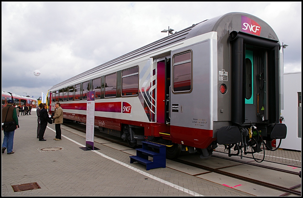 Auch die SNCF modernisiert ihre Reisezugwagen und pr�sentiert sie in einem neuen Outfit (63 87 99-72 001-3 Su, RIC: F, D, A, B, NS, It, L, CH, H�chstgeschwindigkeit 160 km/h; INNOTRANS 2010 Berlin 21.09.2010)