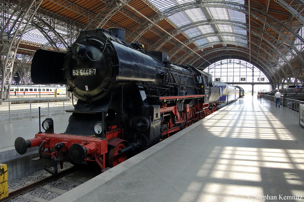 Auf dem Gleis 24 steht die 52 5448-7 dahinter stehen noch die SVT 137, E04 01, E44 046 und die E94 056. 28.06.2011