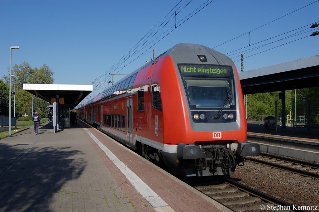 Auf Gleis 1 im Brandenburger Hauptbahnhof ist der RE1 (RE 18150) aus Frankfurt(Oder) angekommen. Geschoben hatte die 114 029-2. 05.05.2011