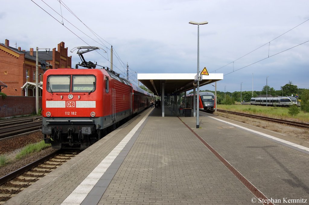 Auf Gleis 1 in Rathenow steht die 112 182 mit dem RE2 (RE 37385) nach K�nigs Wusterhausen. Laut Zugzielanzeiger f�hrt dieser Zug bis Cottbus, aber das ist falsch. Erst ab dem 16.07.2011 f�hrt die RE2-Linie wieder bis Cottbus. Des Weiteren steht auf Gleis 2 die 642 194/694 als RB13 (RB 17966) nach Stendal und auf Gleis 3 die VT 643.21 der M�rkischen Regionbahn als MR51 (MR 68937) nach Brandenburg Hbf. 16.06.2011