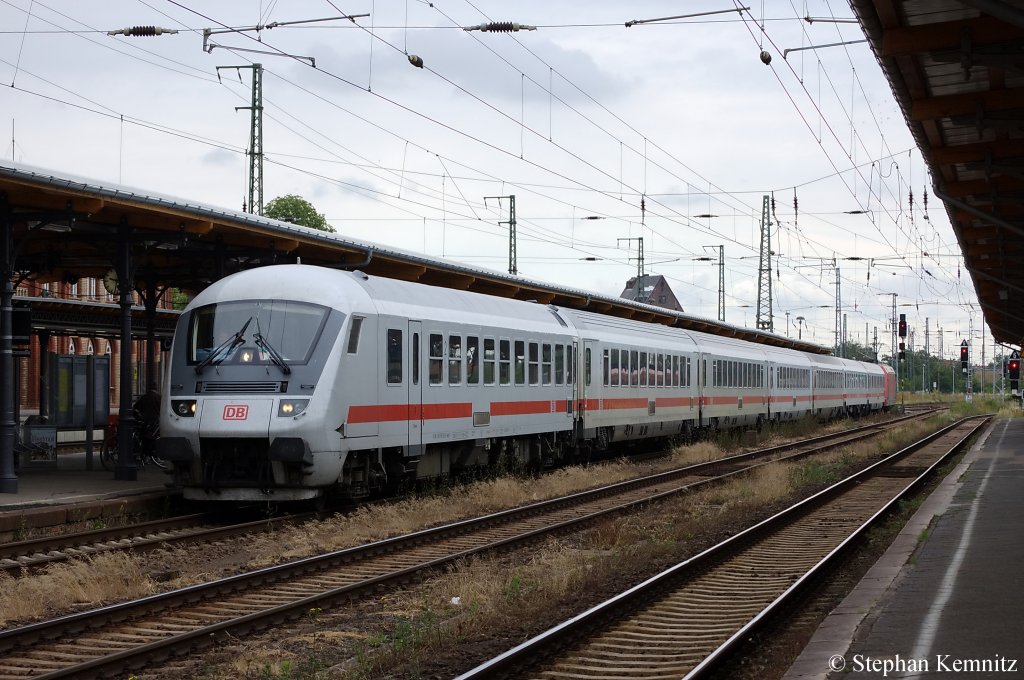 Auf Gleis 3 in Stendal f�hrt gerade der IC 2238  Warnow  von Dresden Hbf nach Warnem�nde ein. Geschoben hatte die 101 073-5. 21.06.2011