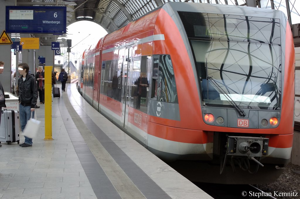 Auf Gleis 6 in Berlin Spandau angekommen ist der RE6 (RE 38657) als 646er Doppel 646 027-2 & 646 014-0 aus Gro� Pankow. 09.11.2010