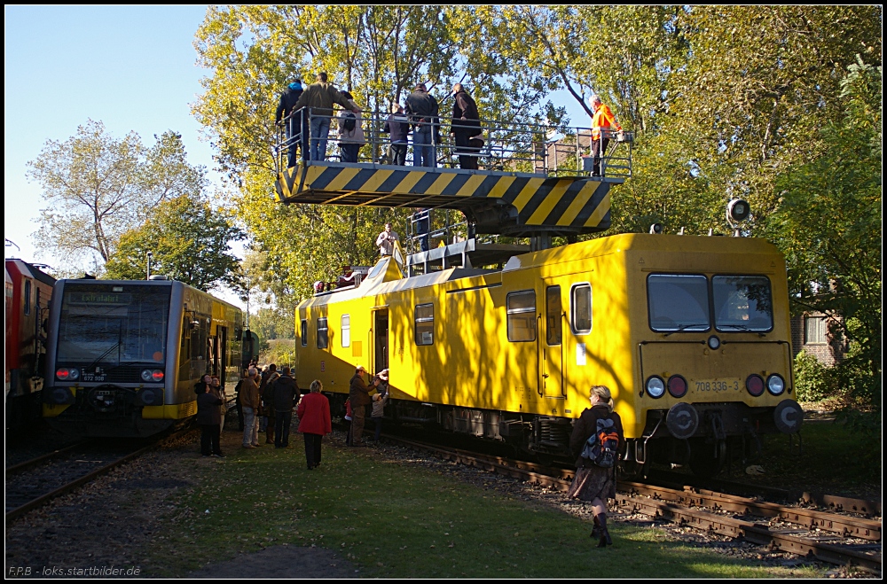 Auf den schwenkbaren Ausleger von DB Netz 708 336-3 durften die Besucher ebenfalls und so einen Blick auf luftiger H�he auf das Gel�nde werfen (gesehen Bw-Fest Lutherstadt Wittenberg 10.10.2010)