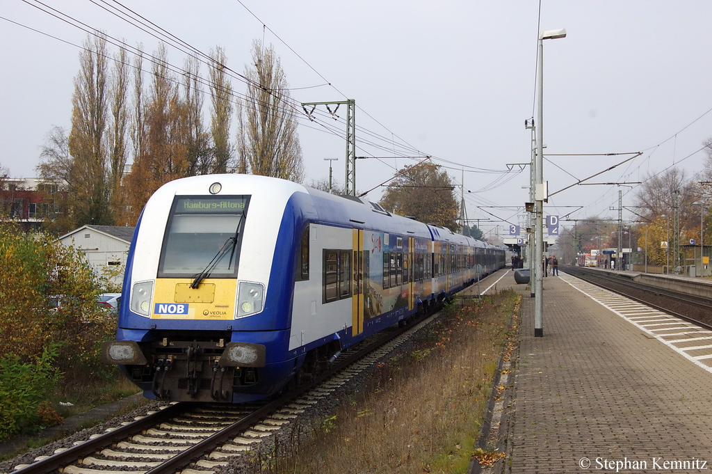 Aus Elmshorn f�hrt gerade eine NOB-Garnitur (NOB81715) aus dem Bahnhof und geschoben hatte die DE 2000-03. 08.11.2011