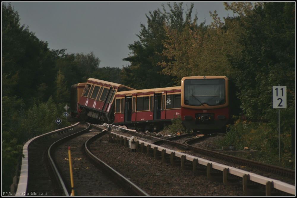 Aus noch ungeklrter Ursache entgleiste ein Zug der S-Bahn Berlin kurz hinter dem Bahnhof Berlin Tegel. Der Zug der Linie S25 war in Richtung Hennigsdorf b. Berlin unterwegs, als er kurz hinter dem B entgleiste. Zum Glck gab es nur 5 leicht verletzte Fahrgste (21.08.2012)