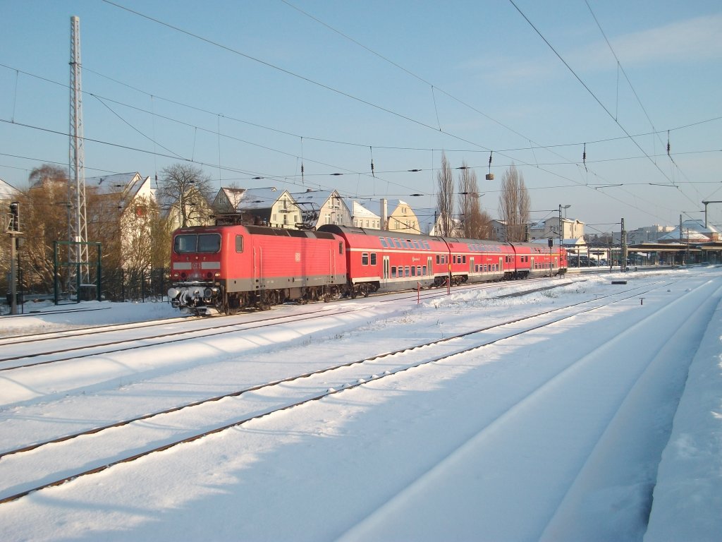 Ausfahrende 143 303 nach Warnem�nde am 04.Dezember 2010 beim Verlassen vom Rostocker Hbf.