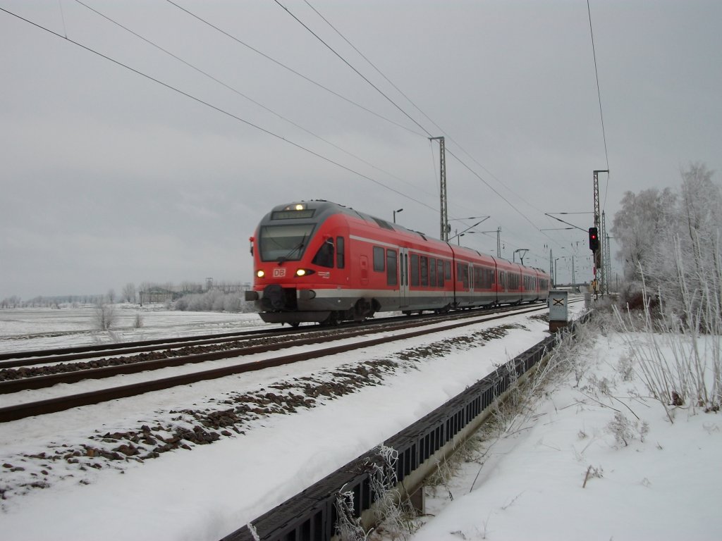 Ausfahrender RE von Binz nach Stralsund am 08.Dezember 2010 beim Verlassen von Bergen/R�gen.