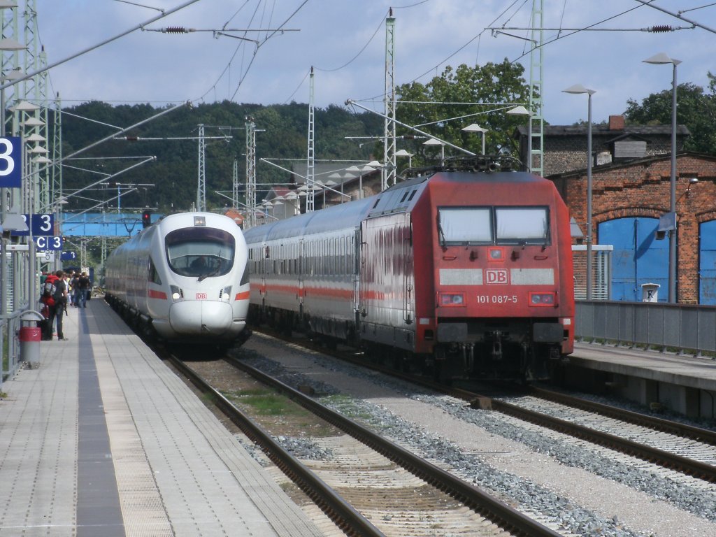 Begegnung am 20.August 2011 in Bergen/R�gen von ICE 411 083 als ICE 1715 Binz-M�nchen mit dem IC 2353 Erfurt-Binz wo 115 448 Zuglok war und 101 087 als Schlu�lok mitlief.