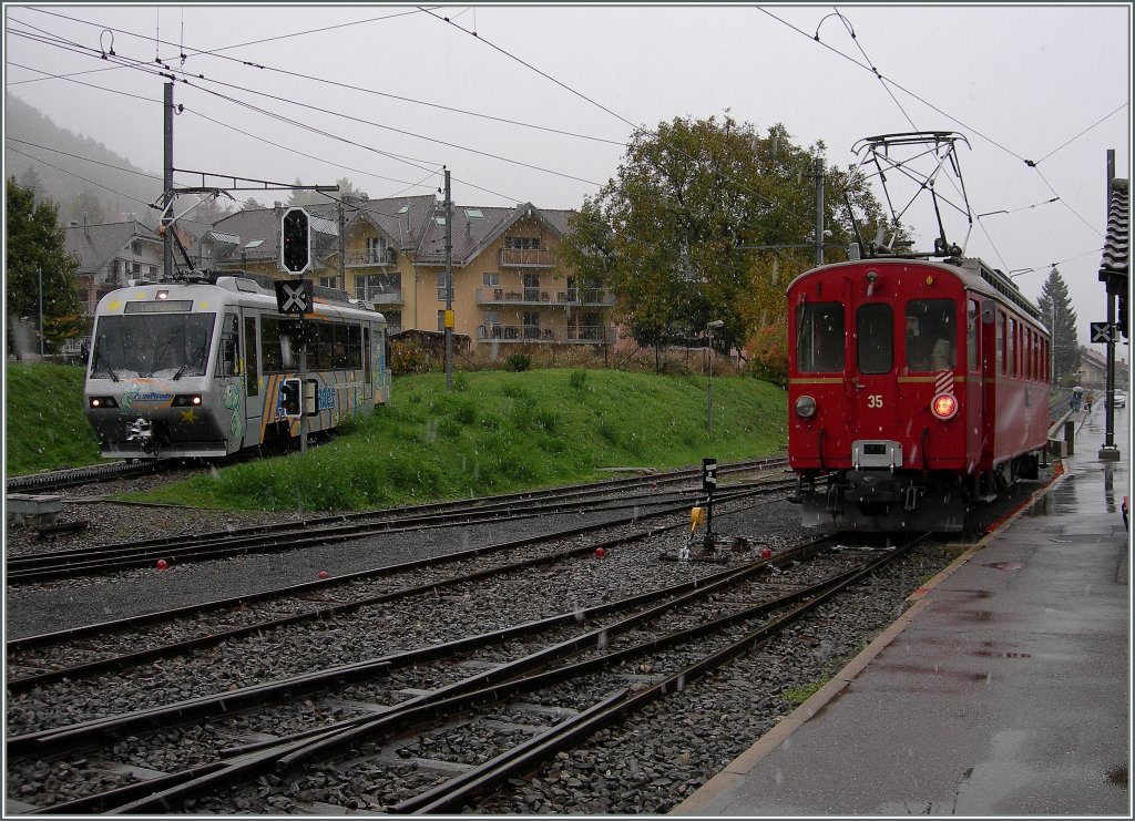 Bei gefhlten minus 30 erreicht der Bhe 2/4 von Les Pleiades Blonay, whrend der RhB ABe 4/4 N 35 vergeblich auf Reisende nach Ponteresian (bzw. Chamby) wartet.
27. Okt. 2012