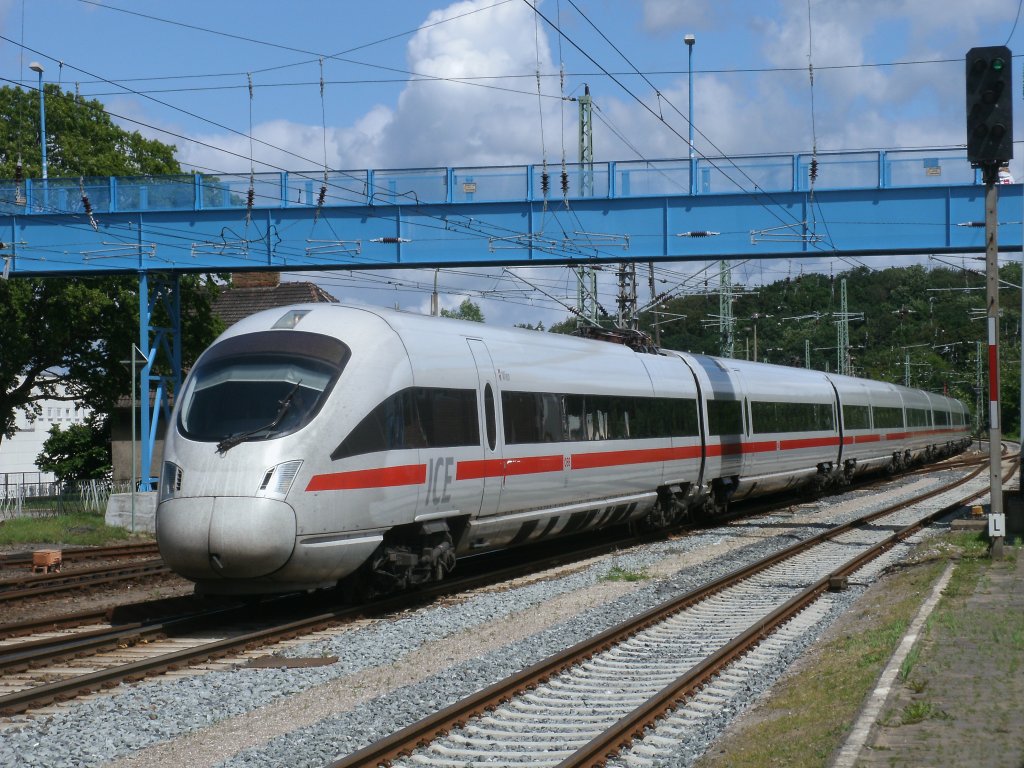 Bei sommerlichen Wetter hatte,am 25.Juni 2011,in Bergen/R�gen der �BB-ICE 4011 090/590,Einfahrt als ICE 1715 Binz-M�nchen. 