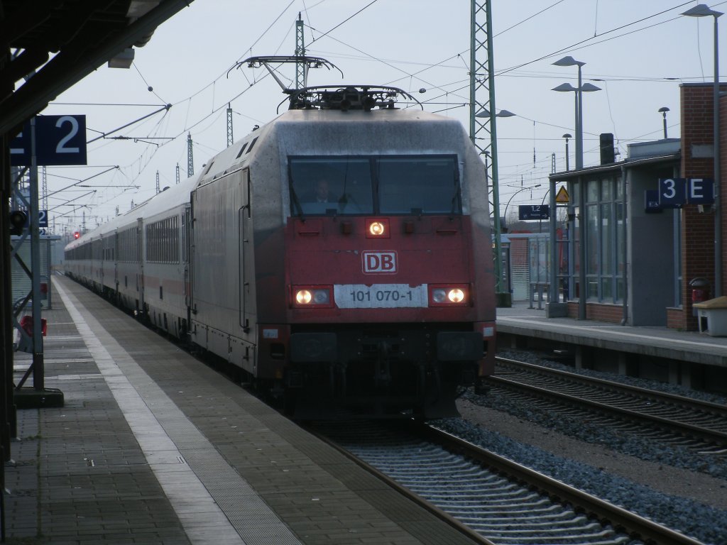 Bereits am 08.Dezember 2011 kam 101 070,mit dem IC 2212 Koblenz-Binz,wieder einmal nach Bergen/R�gen.