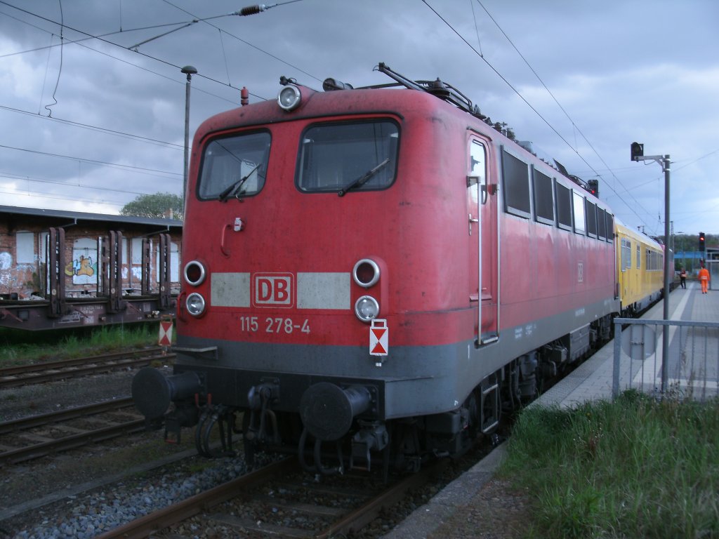 Bereits drei Mal hatte ich den Messzug verpasst doch,am 09.Mai 2012,war ich endlich zur richtigen Zeit und am richtigen Ort zur Stelle so das ich endlich den Messzug mit den beiden Loks 115 278-4 und 110 469-4 in Bergen/Rgen fotografieren konnte.