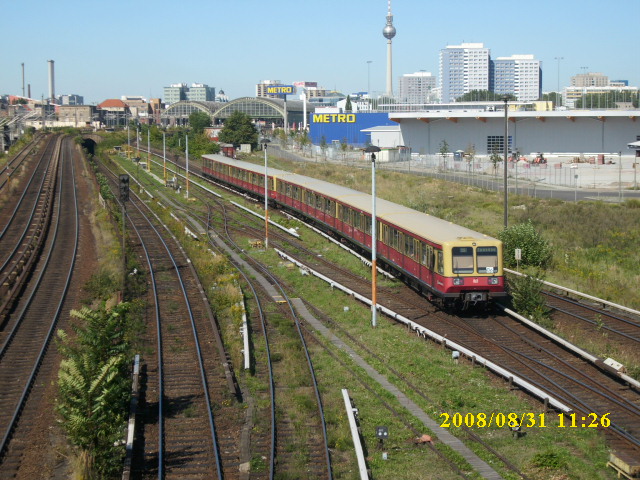 Berliner S-Bahn 485 am 31.August 2008 bei der Ausfahrt aus dem S-Bahnhof Berlin Warschauer Stra�e in Richtung Berlin Ostbahnhof.