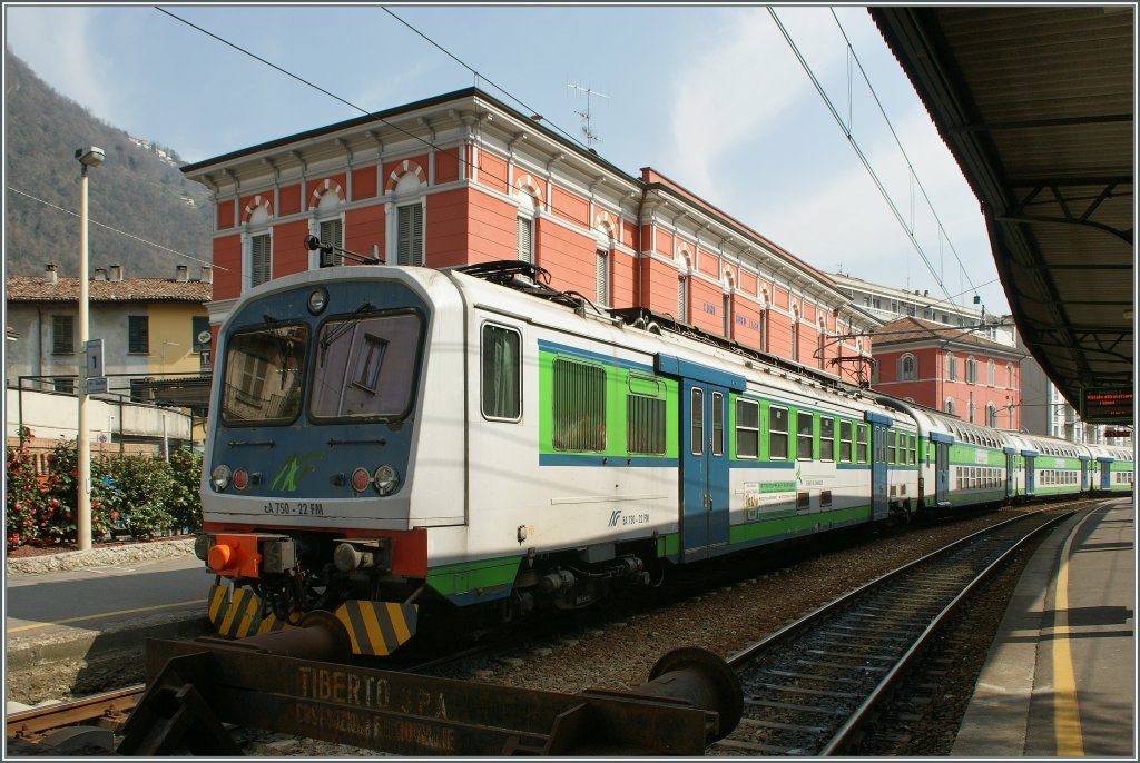 Bevor man vor kurzem FMN praktisch den ganzen Regionalverkehr der Lombardei zugeschlagen hatte, war die FMN eine intersssante, bunte und nicht allzugrosse Privatbahn nrdlch von Milano.
Hier ist ein Triebwagenzug kurz vor der Abfahrt nach Milano in Como zu sehen.
23.03.2011