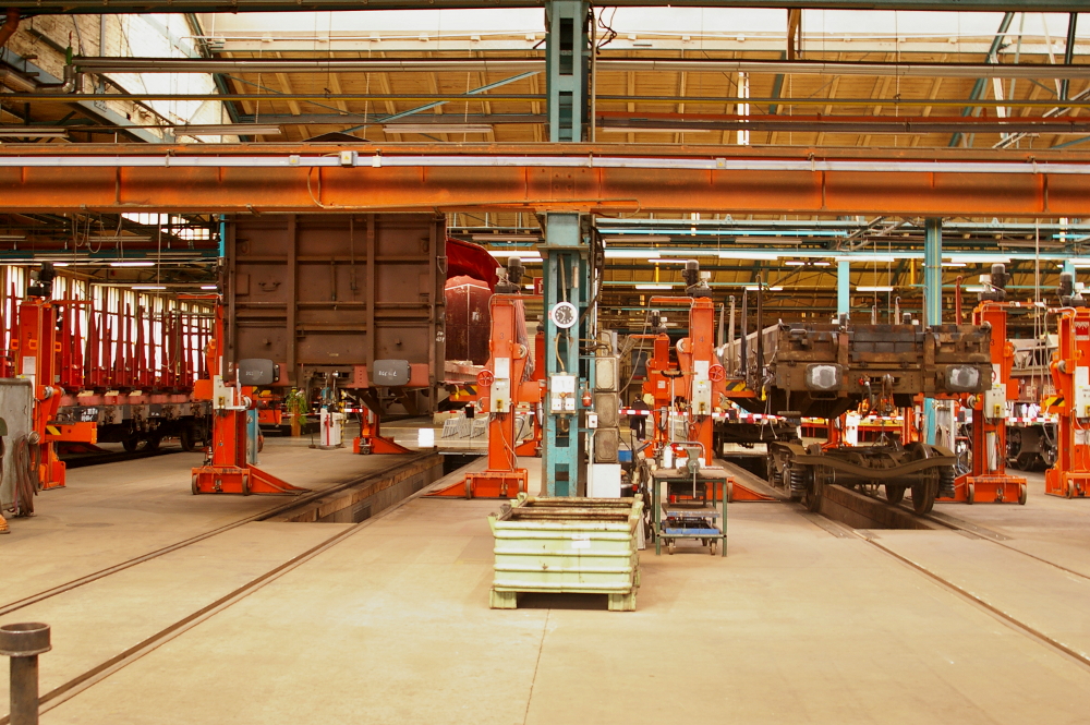 Blick in die ansonsten nicht zugnglichen Hallen des Werks Eberswalde. Die verschiedensten Gattungen von Gterwagen werden hier repariert ( 135 Jahre Werk Eberswalde - Tradition mit Zukunft , 08.06.2013)