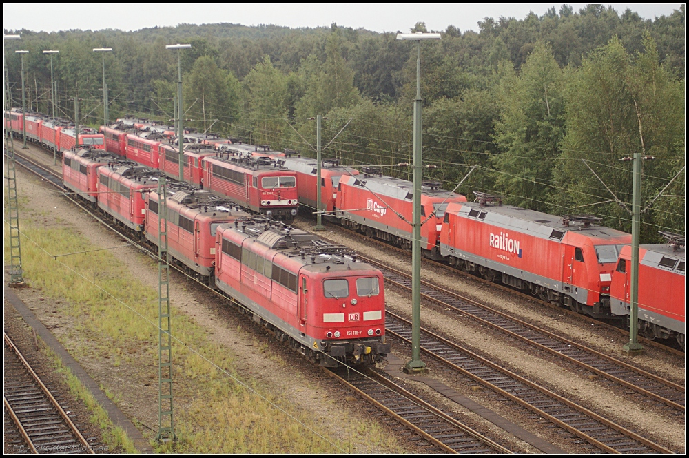 Blick auf eine Abstellgruppe in Hamburg-Maschen. Am 27.08.2011 wartet unter anderem DB Schenker 151 118-7 mit anderen Loks auf Einsätze