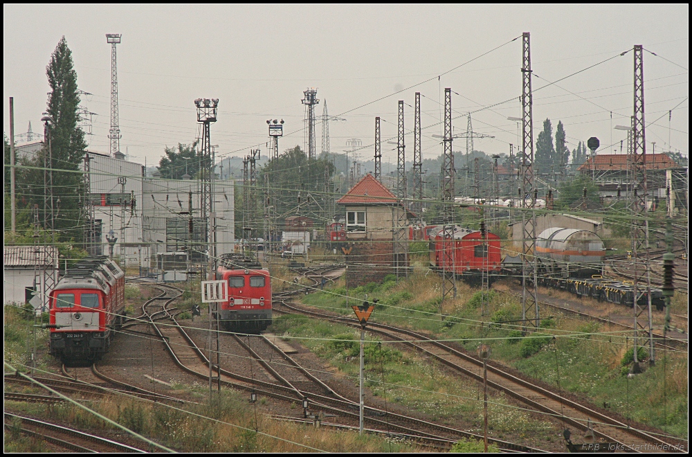 Blick auf das Gleisfeld am Bahnhof Eichenweiler. Im Hintergrund ist das Kombi-Werk Rothensee f�r G�terwagen und Triebfahrzeuge sowie Abstellgleise f�r G�terwagen. Links kann man 232 241-0 und in der Mitte 139 244-3 erkennen (gesehen Magdeburg Eichenweiler 09.08.2010)