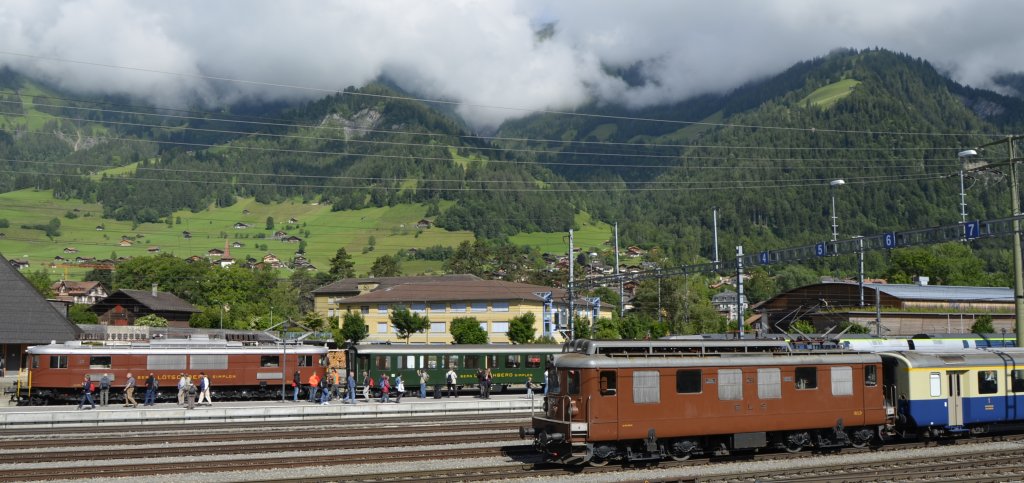 BLS Jubilum in Frutigen am 30.06.2013. Die Ae 6/8 205 wartet mit einem historischen Sonderzug auf die nchste Extrafahrt nach Kandersteg, die Ae 4/4 251 ist mit ihrem Wagenpark im Bahnhofsbereich abgestellt.