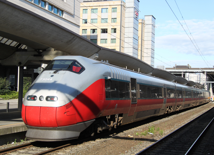 BM 73(73044) kurz vor der Ausfahrt im Bahnhof Oslo,10.08.2011