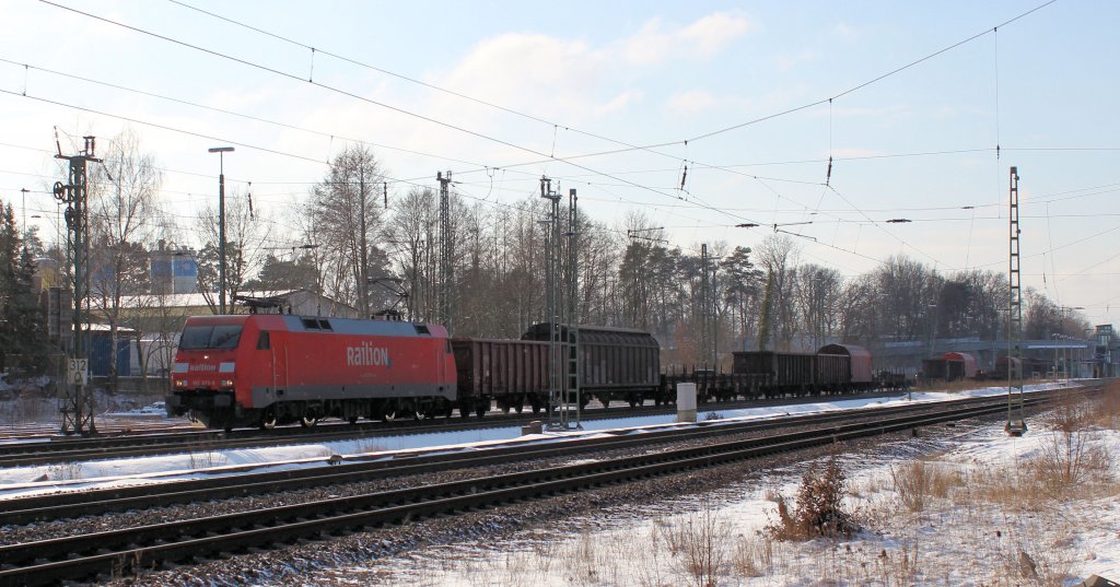 BR 152 075-8 mit einern gemischten Güterzug auf den Weg nach Rbf Maschen / Hamburg.
Tostedt den 03.02.2012