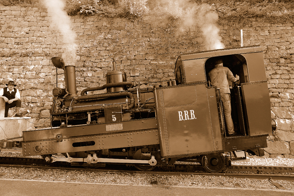 BRB Lok 5 in Brienz startklar für Schneebruch, Bild historisierend in Sepia. 24. Mai 2012