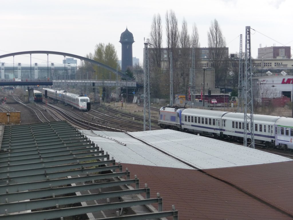 Buntes Allerlei an der Warschauer Stra�e: Ein polnischer Husarz mit einem Berlin-Warszawa-Express, ein 401er und im Hintergrund ein 481er. 10.04.2012