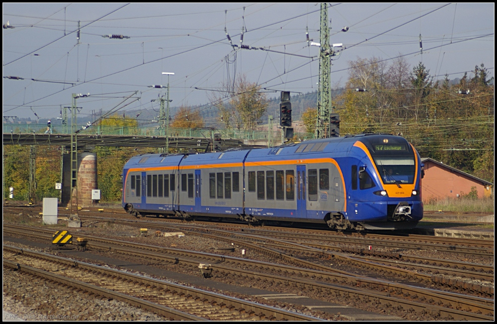 cantus 427 004 kommt aus Eschwege in den Bahnhof eingefahren um wenig sp�ter als R7 wieder nach Eschwege zu fahren (NVR-Nummer 94 80 0427 138-3 D-CAN, Eigentum Hamburger Hochbahn AG, gesehen Bebra 14.10.2010)