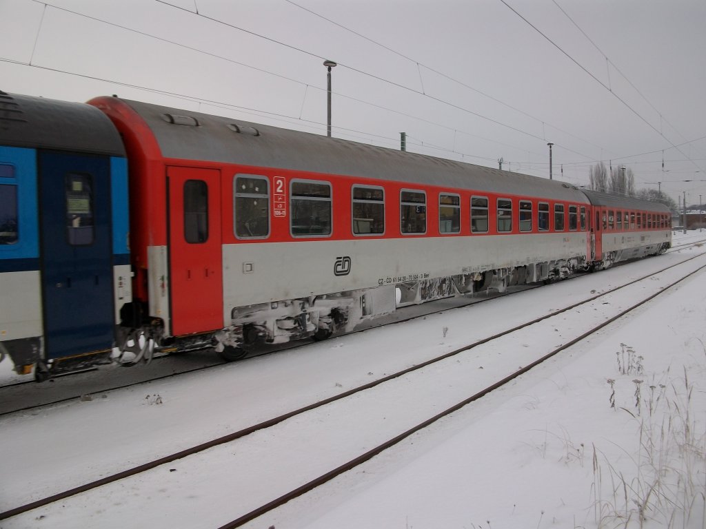 CD-Wagen Bee 61 54 20-70 504-3 im EC 379 Binz-Brno am 22.Dezember 2010 bei der Durchfahrt in Bergen/R�gen.