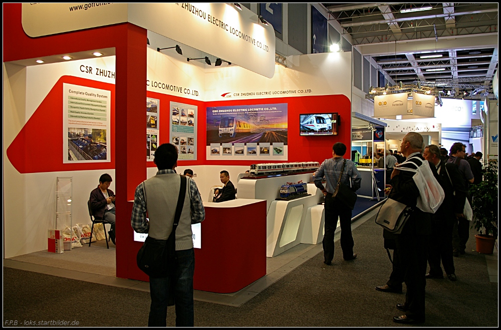 CNR Lanzhou Locomotive Co., Ltd. wartet Diesel- und Elektrolokomotiven (INNOTRANS 2010, gesehen Berlin 22.09.2010)