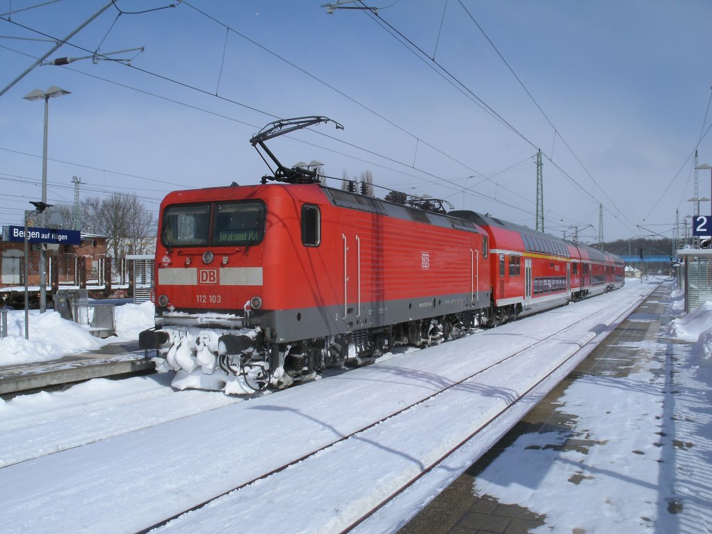 Cottbuser 112 103-7,mit Dostos ebenfalls aus Cottbus,als RE 13025 von Stralsund bei der Ankunft im Zielbahnhof Bergen/Rgen am 23.Mrz 2013.