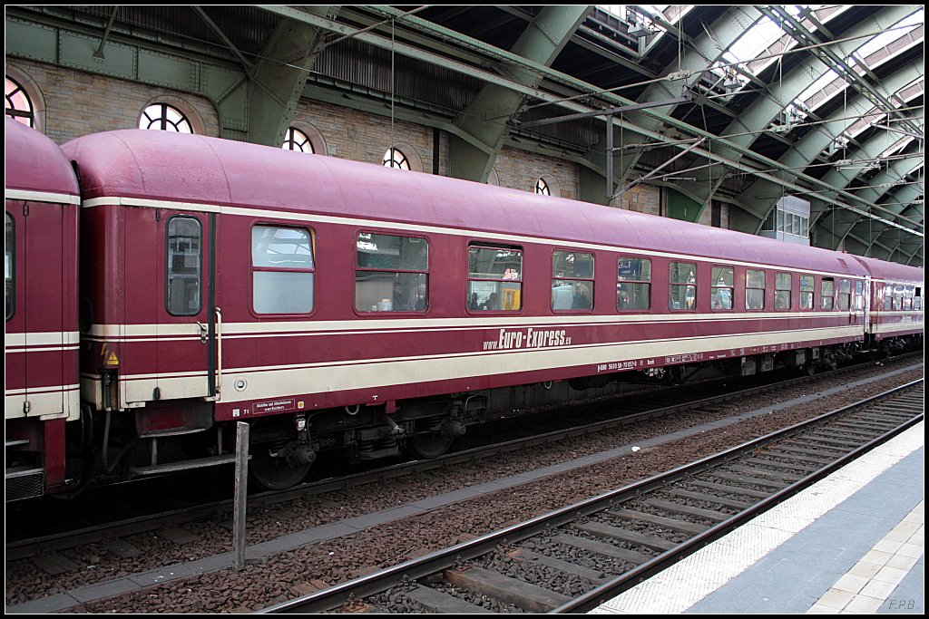 D-EURO 56 80 50-70 057-0 [P] Bcomh ist ein Sitzwagen mit Pl�tzen 2. Klasse, dessen Sitze in den Abteilen in Liegepl�tze umgewandelt werden k�nnen. Der Wagen kann sowohl �ber die Zugsammelschiene als auch �ber eigene Generatoren mit Strom versorgt werden (gesehen Berlin Ostbahnhof 27.12.2009)