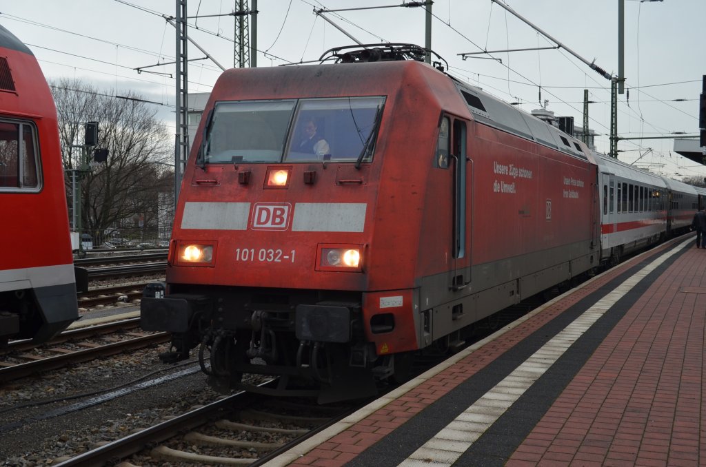 Da kam 101 032-1 mit dem ZUG nach Badapest und stellt noch zwei DB IC wagen ab.
Aufgenommen am 19.01.2012