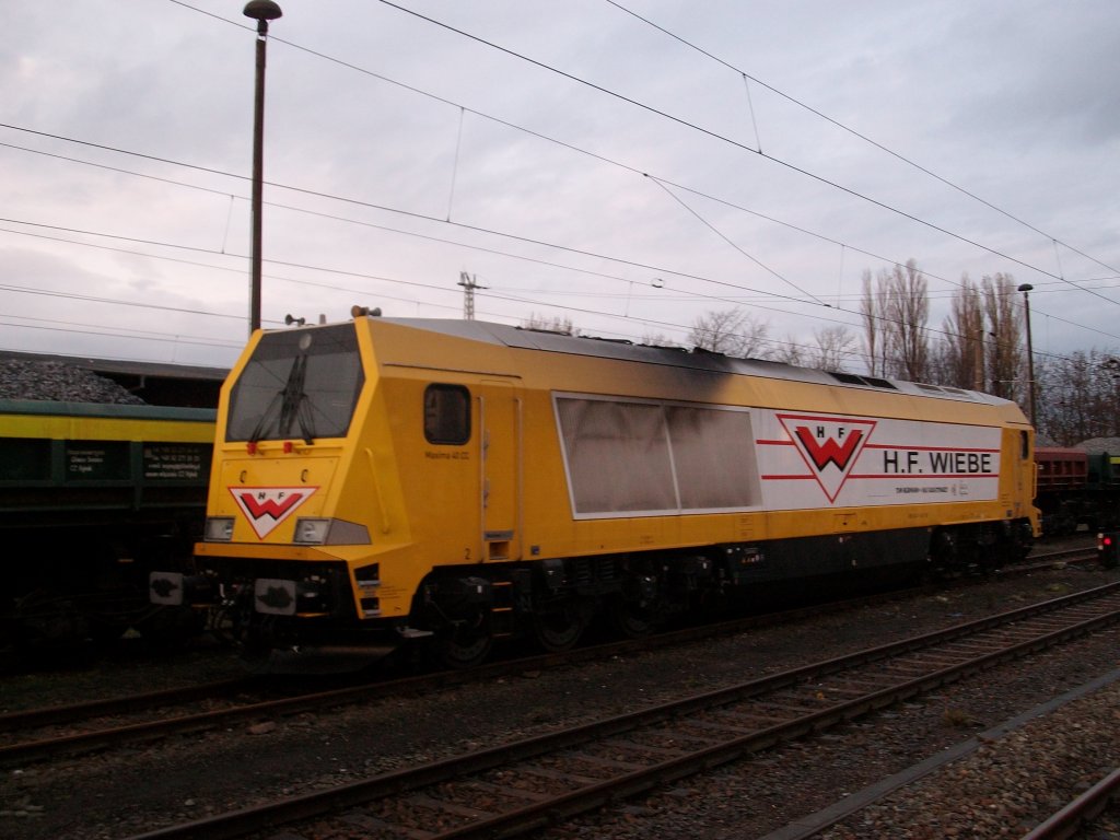 Da wohnt man nun schon nicht mal 100 Meter vom Bahnhof entfernt und dann bekommt man,bevor das Tageslicht verschwindet,erst mit wer den ganzen 14.November 2010 in Bergen/Rgen abgestellt stand:H.F.Wiebe Voith Maxima 40CC 264 011-8. 