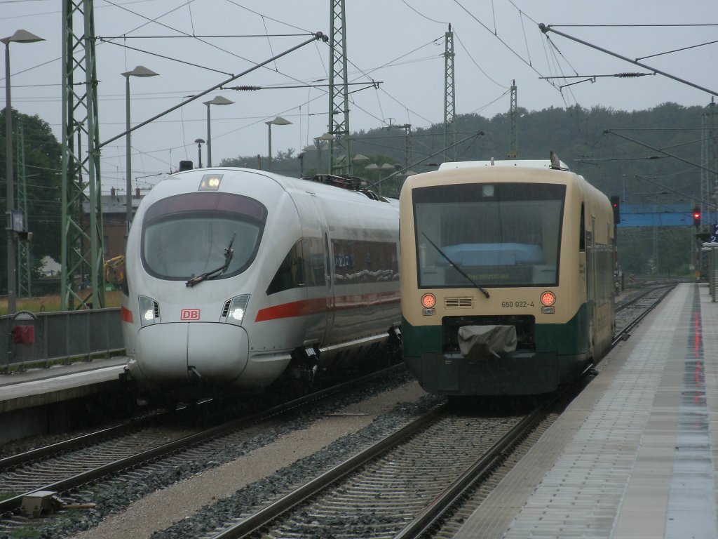 Damit hatte ich,am 30.Juli 2011,auch nicht gerechnet das ich den PRESS VT650 032 und den ICE 411 057 nebeneinander,in Bergen/R�gen,trotz Regenschauer,vor die Linse bekomme. 