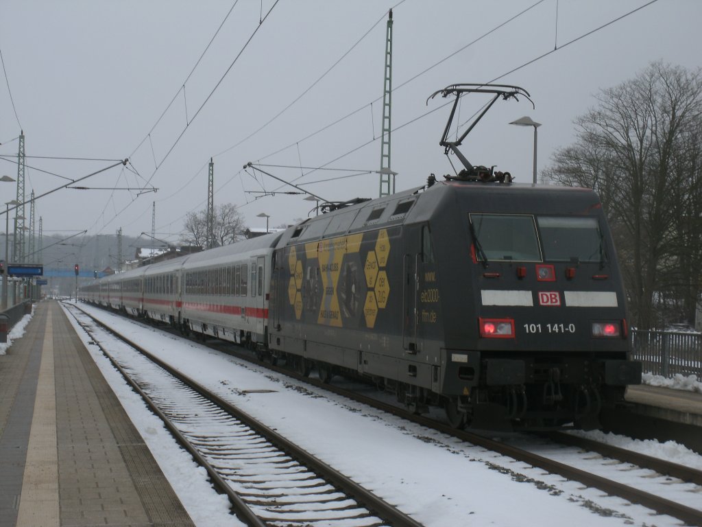 Dank Stefan`s Info wieder einmal vor die Linse bekommen:101 141-0 mit dem IC 2212 Koblenz-Binz,am 15.Februar 2013,in Bergen/Rgen.