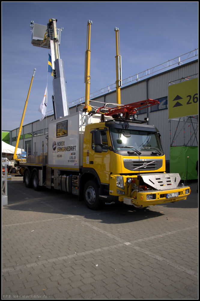 Das Hebebhnenfahrzeug LRB25 der Norsk Jernbanedrift AS (NJB) besitzt auf dem Fhrerhaus auch einen Pantographen. Zu sehen auf der InnoTrans 2012