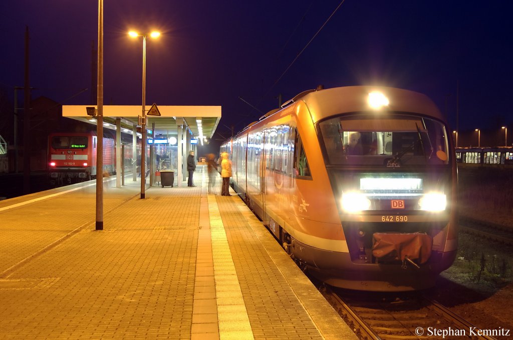 Das Wochenend-642er Doppel bestehend aus 642 167/667 & 642 190/690 als RB (RB 36716) nach Stendal und die 112 102-9 mit dem RE2 (RE 38145) nach K�nigs Wusterhausen in Rathenow. 21.11.2010