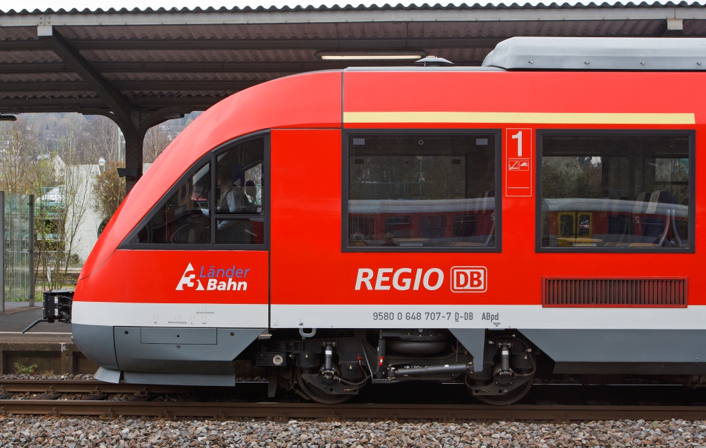 Datail: Dieseltriebwagen eines LINT 41 (9580 0 648 707-7 D-DB Abpd) am 14.04.2012 im Bf. Betzdorf/Sieg.