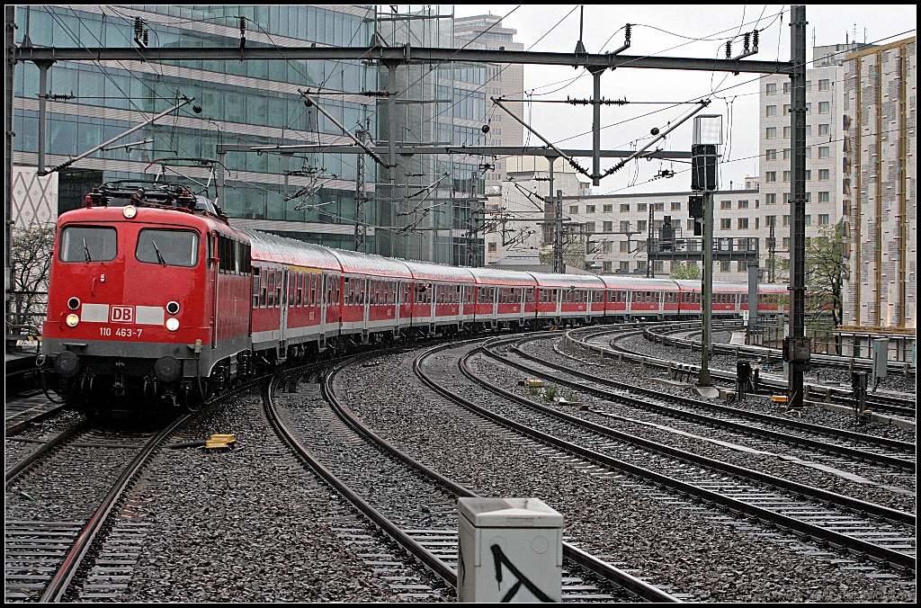 DB 110 463-7 mit dem D2770 aus Bremen der Fu�ballfans zum DFB-Pokalspiel brachte. Als Wagen wurden Bnrz450.3 eingesetzt (DB Regio AG Braunschweig, ex DB Regio S�d Freiburg, gesehen Berlin Zoologischer Garten 15.05.2010 - Update 12/2011 Lok in Dortmund zA; 01/2012 �berstellt Fa. Bender; 07.03.2012 ++)